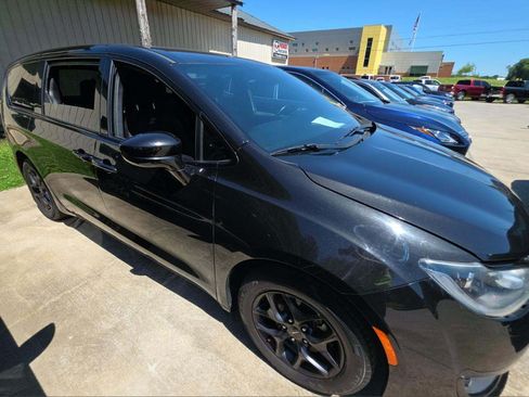 Used 2018 Chrysler Pacifica Touring Plus w/ S Appearance Package FWD image 10
