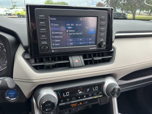 Used 2021 Toyota RAV4 XLE AWD/4WD image 17