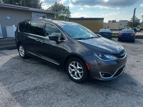 Used 2017 Chrysler Pacifica Touring-L Plus FWD image 3