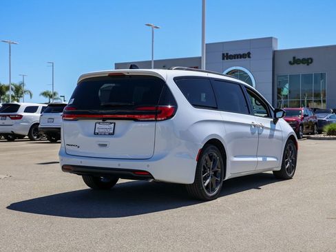New 2026 Chrysler Pacifica Select w/ S Appearance Package image 4