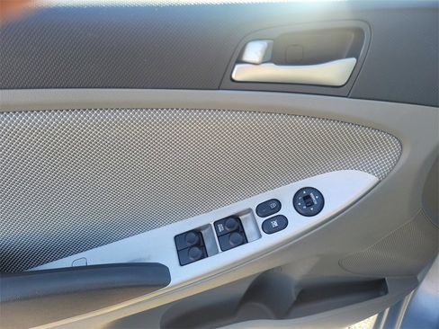 Used 2012 Hyundai Accent GS image 19