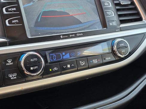 Used 2018 Toyota Highlander SE FWD image 44