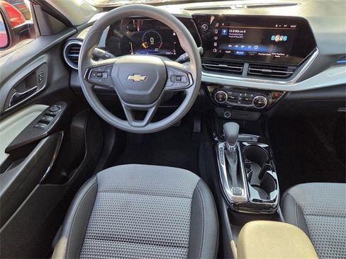 Used 2025 Chevrolet Trax LT image 14