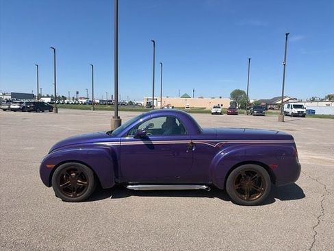 Used 2004 Chevrolet SSR w/ Preferred Equipment Group RWD image 3