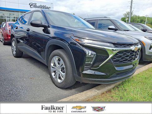 Certified 2025 Chevrolet Trax LS w/ Driver Confidence Package FWD image 1