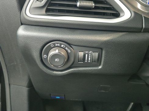 Used 2025 Chrysler Pacifica Select FWD image 26
