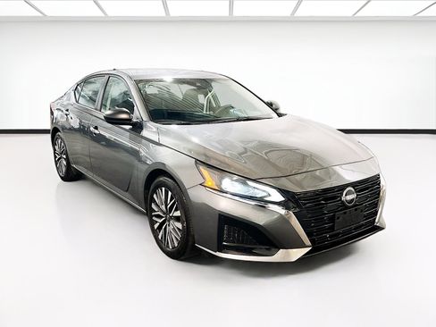 Used 2025 Nissan Altima 2.5 SV FWD image 3