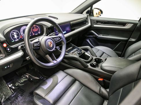 Certified 2024 Porsche Cayenne AWD/4WD image 4