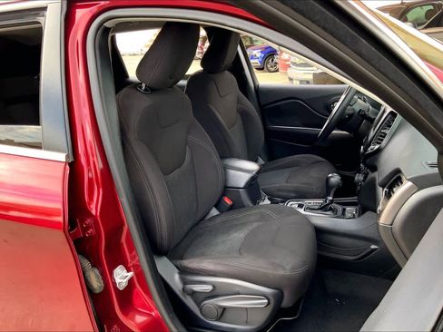 Used 2019 Jeep Cherokee Latitude w/ Popular Appearance Group image 9