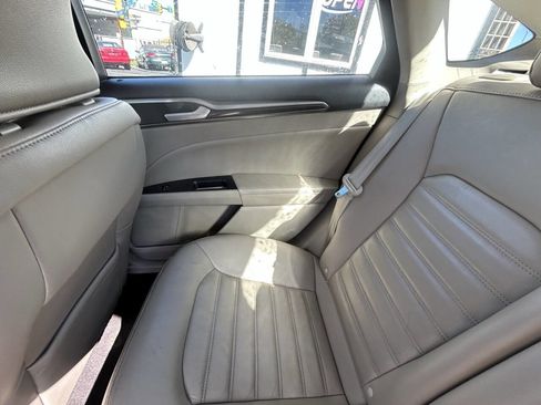 Used 2017 Ford Fusion SE w/ Fusion SE Technology Package image 28