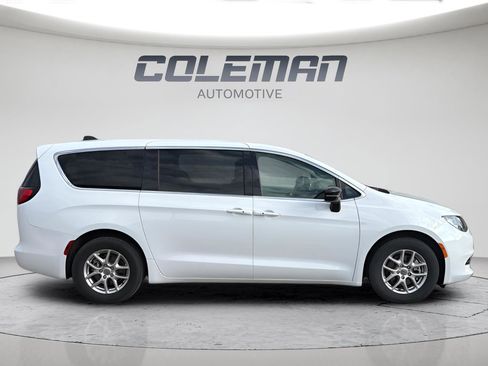Used 2024 Chrysler Voyager LX image 6