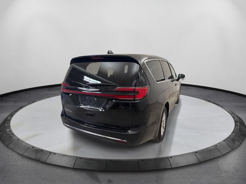 Used 2025 Chrysler Pacifica Select FWD image 5