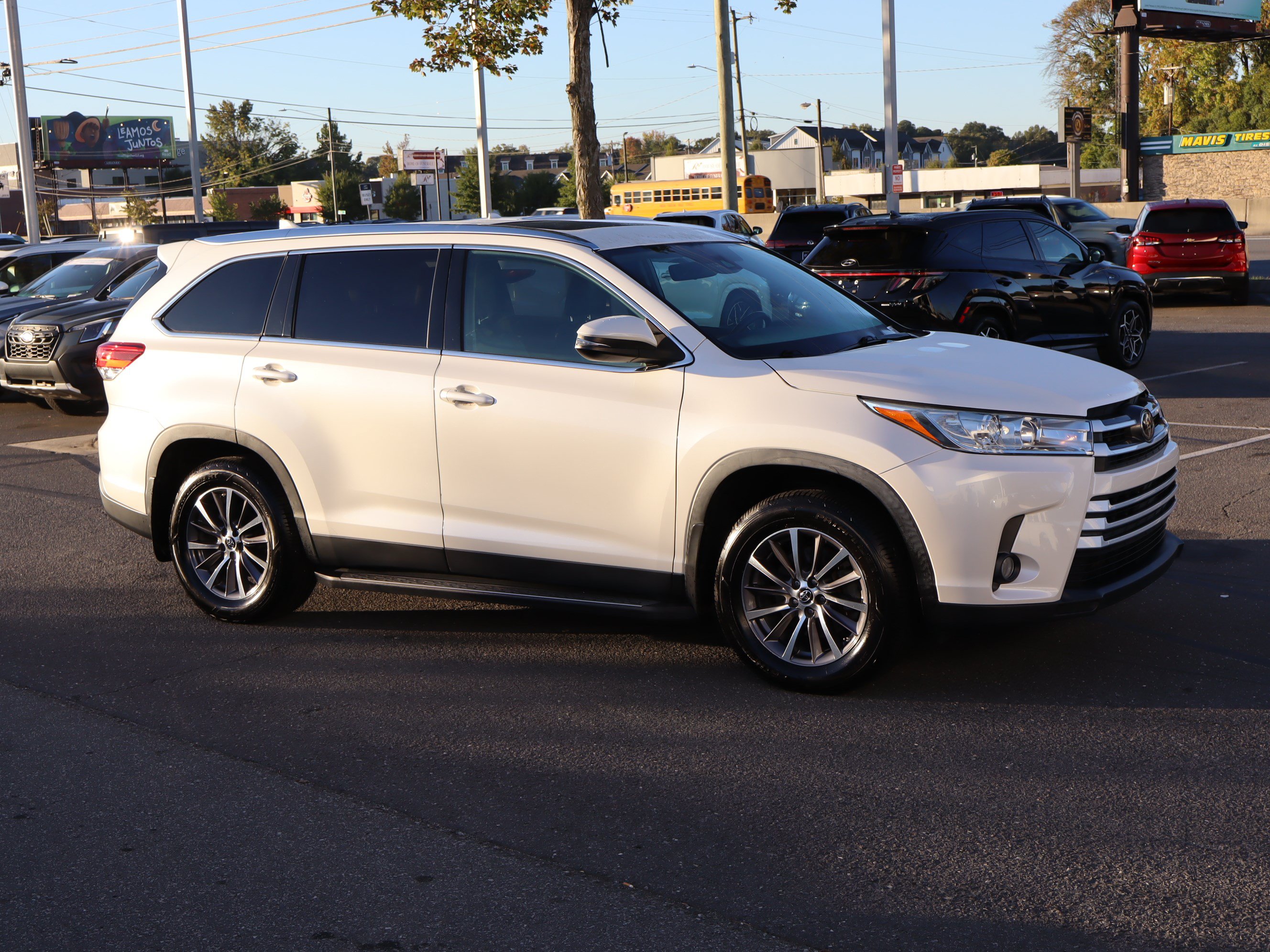 Used 2019 Toyota Highlander XLE AWD/4WD image 2