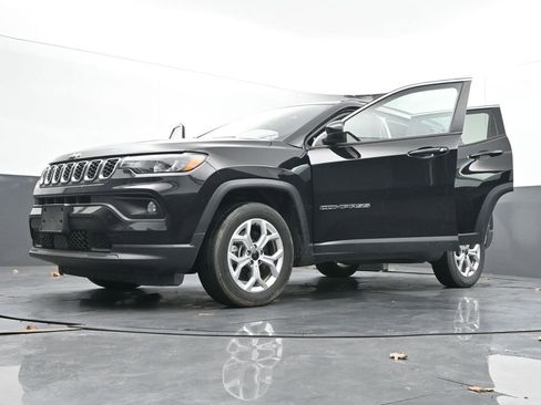 Used 2025 Jeep Compass Latitude image 52