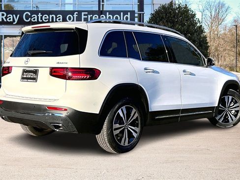 Used 2025 Mercedes-Benz GLB 250 4MATIC image 2