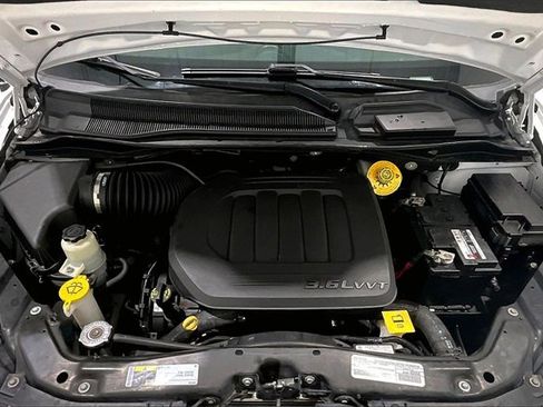 Used 2019 Dodge Grand Caravan SE w/ UConnect Hands-Free Group image 32