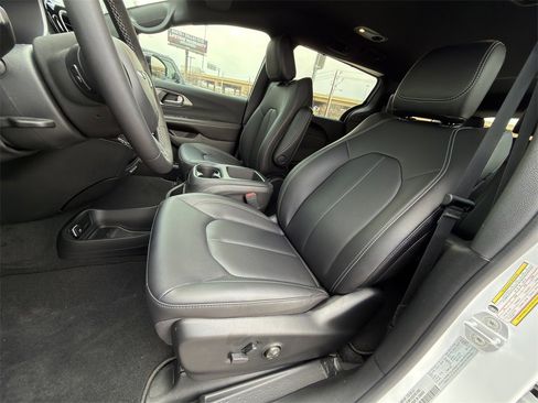 New 2026 Chrysler Voyager LX image 18