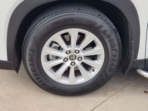 Used 2024 Toyota Grand Highlander XLE image 14