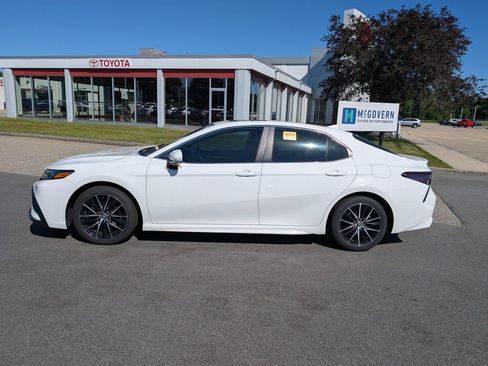 Used 2024 Toyota Camry SE w/ Cold Weather Package AWD/4WD image 2