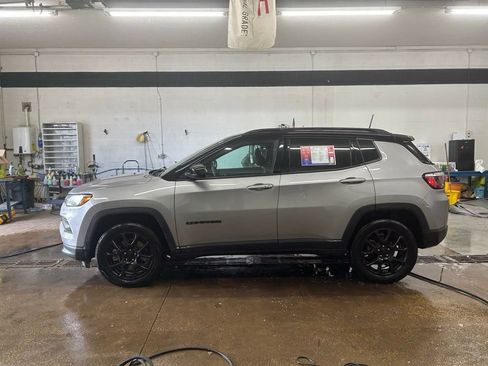 Used 2023 Jeep Compass Latitude w/ Convenience Group AWD/4WD image 2