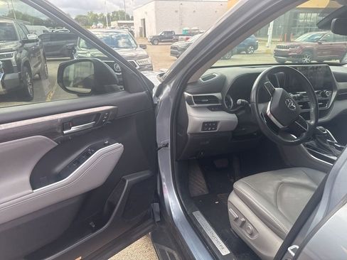 Used 2021 Toyota Highlander Limited AWD/4WD image 22