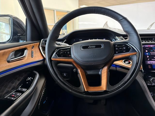 Used 2025 Jeep Grand Cherokee Summit AWD/4WD image 17