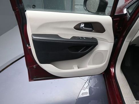 Used 2022 Chrysler Voyager LX FWD image 29