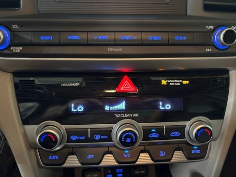 Used 2020 Hyundai Elantra SE FWD image 17