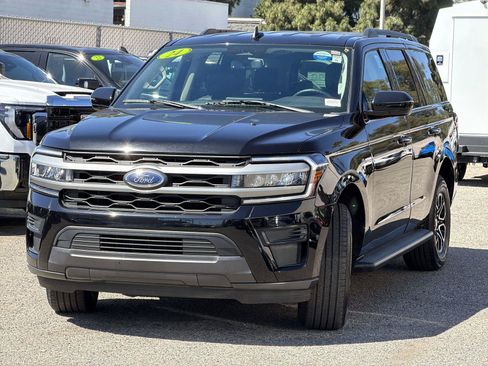 Used 2024 Ford Expedition XLT AWD/4WD image 3