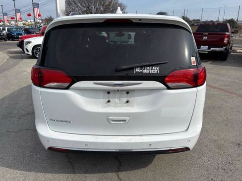 Used 2019 Chrysler Pacifica Touring-L FWD image 6