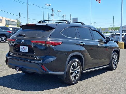 Used 2021 Toyota Highlander XLE AWD/4WD image 7
