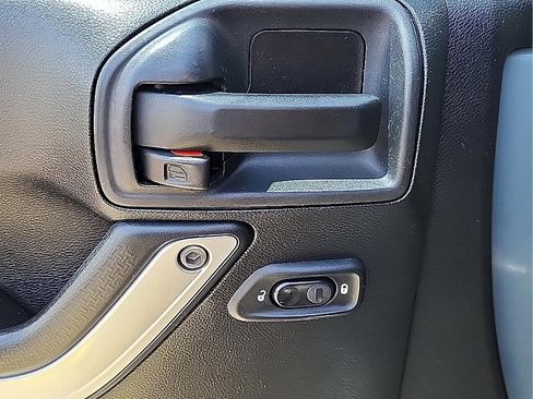 Used 2015 Jeep Wrangler Unlimited Sahara w/ Connectivity Group AWD/4WD image 14