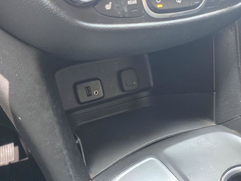 Used 2018 Chevrolet Equinox LT FWD image 17