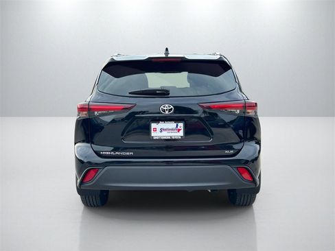 Used 2024 Toyota Highlander LE image 6