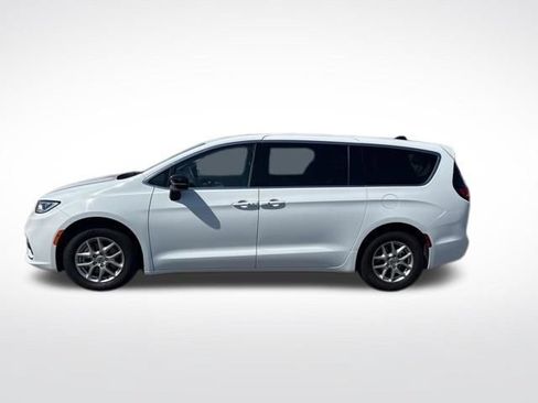 Used 2024 Chrysler Pacifica Touring-L FWD image 2