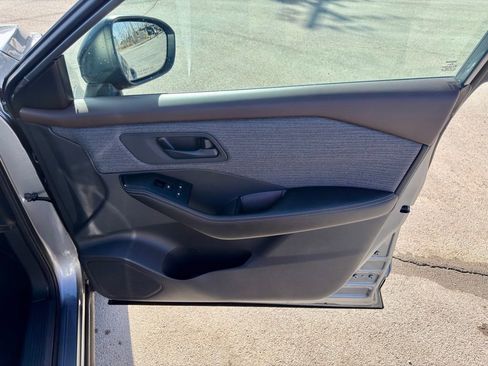 Used 2022 Nissan Rogue S image 31