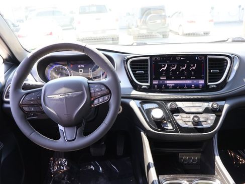 Used 2025 Chrysler Pacifica Limited FWD image 18