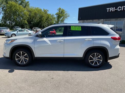 Used 2019 Toyota Highlander XLE AWD/4WD image 3