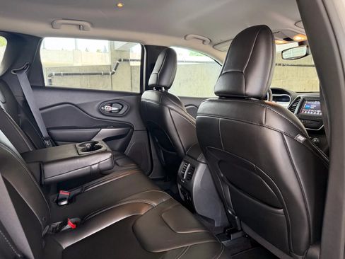 Used 2019 Jeep Cherokee Latitude Plus w/ Comfort/Convenience Group AWD/4WD image 20