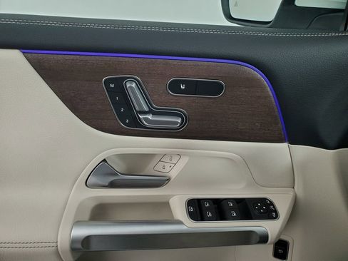 Used 2023 Mercedes-Benz EQB 300 4MATIC image 17