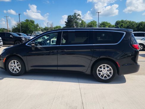 Used 2023 Chrysler Pacifica Touring-L FWD image 8