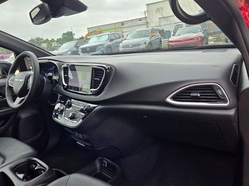 Used 2025 Chrysler Pacifica Select FWD image 30