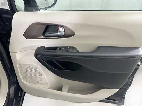 Used 2018 Chrysler Pacifica L image 32