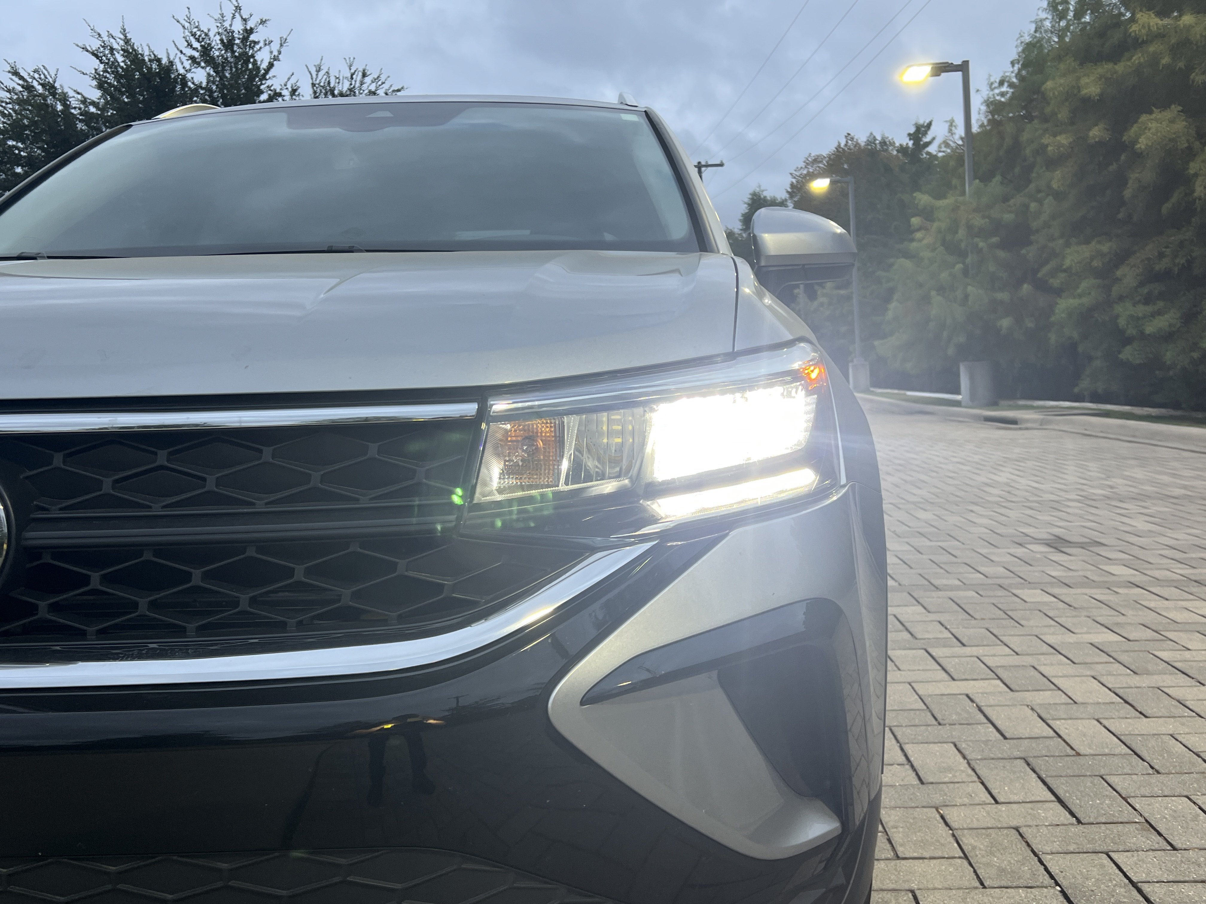 Used 2023 Volkswagen Taos SE w/ Panoramic Sunroof Package FWD image 5