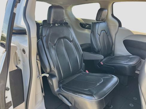 Used 2019 Chrysler Pacifica Limited FWD image 28
