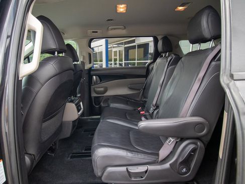 Used 2025 Kia Carnival FWD image 9