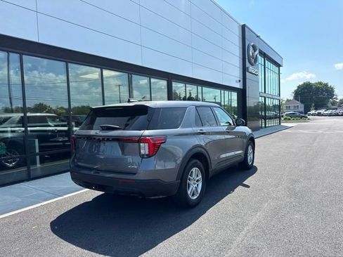 Used 2026 Ford Explorer Active AWD/4WD image 3