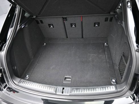Certified 2024 Porsche Macan AWD/4WD image 31