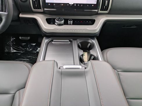 New 2025 Ford Expedition Active image 18