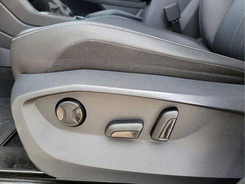 Used 2023 Volkswagen Tiguan SE image 12